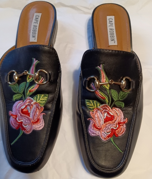 Black Floral Cape Robbin Mules - Picture 7 of 7